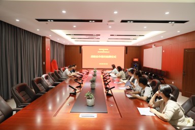 西安睿婕投资有限公司来我校座谈并进行战略合作签约挂牌仪式